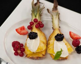 Ананас, запеченный в соли