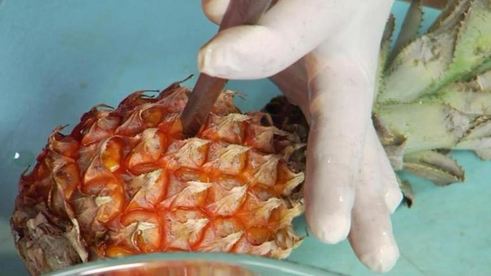 ананас, запеченный в соли