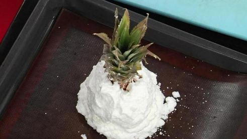 ананас, запеченный в соли