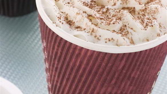 Рецепт Белый горячий мятный шоколад со взбитыми сливками и карамелью