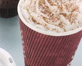 Белый горячий мятный шоколад со взбитыми сливками и карамелью