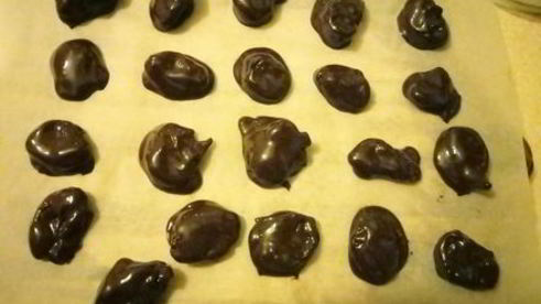 чернослив в шоколадной глазури