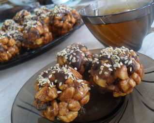Десерт Golden balls with chocolate