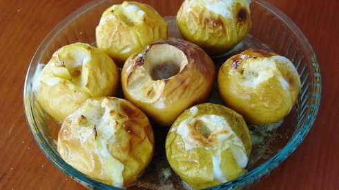 десерт из печеных яблок с молочным киселем