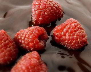 Горячий шоколад с малиной и взбитыми сливками