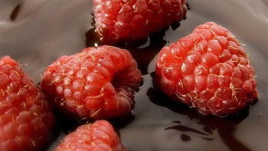 Рецепт горячий шоколад с малиной и взбитыми сливками