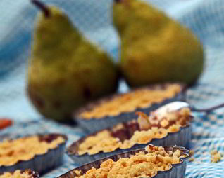 Грушево-брусничный крамбл