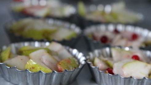 грушево-брусничный крамбл