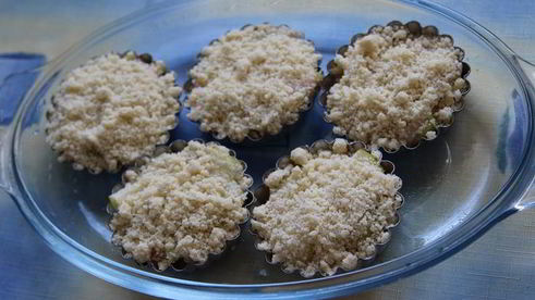 грушево-брусничный крамбл