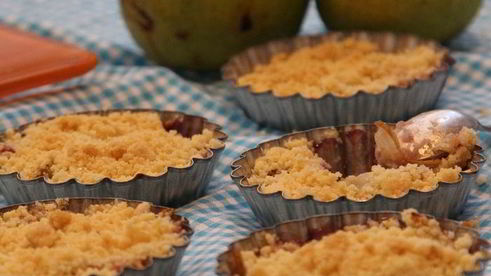 грушево-брусничный крамбл