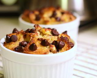 Хлебный пудинг с бананом и шоколадом