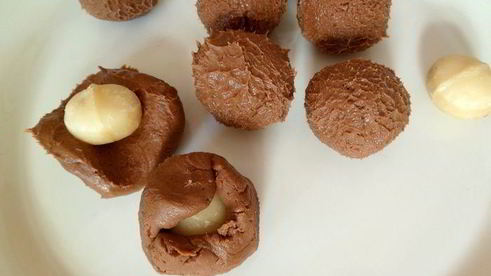 домашние конфеты из макадамии, нуги, марципана и шоколада