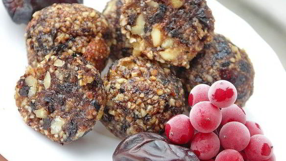 Рецепт Конфеты из фиников, чернослива, калины и орехов