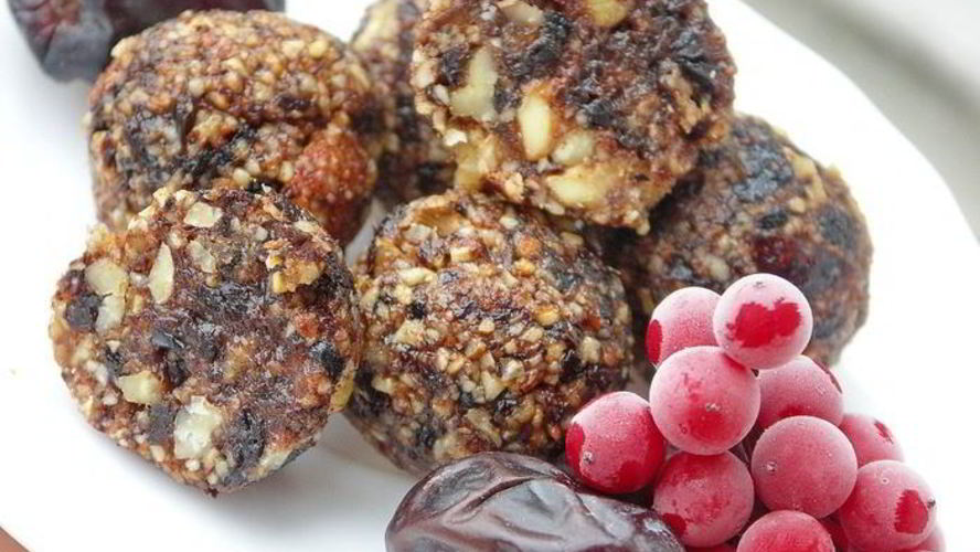 Рецепт конфеты из фиников, чернослива, калины и орехов