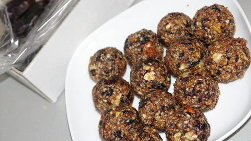 конфеты из фиников, чернослива, калины и орехов