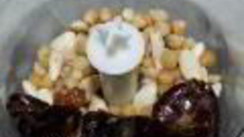 марципановые конфеты из нута, миндаля и фиников