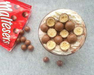 Молочный горячий шоколад c конфетами Maltesers