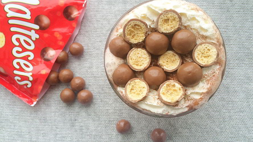 Рецепт молочный горячий шоколад c конфетами maltesers