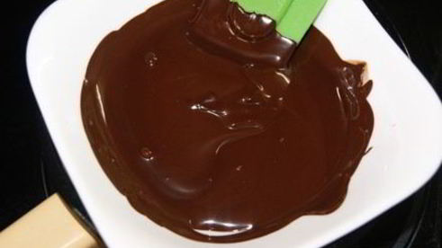 натуральные конфеты финики с миндалем в шоколаде