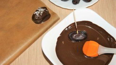 натуральные конфеты финики с миндалем в шоколаде