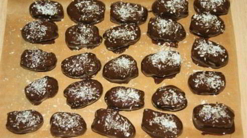 натуральные конфеты финики с миндалем в шоколаде