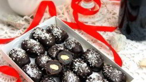 натуральные конфеты финики с миндалем в шоколаде