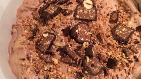 Рецепт Шоколадное джелато с фундуком и конфетами Бачио