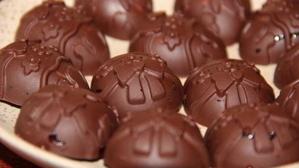 Рецепт Шоколадные конфеты с курагой и вишневым джемом
