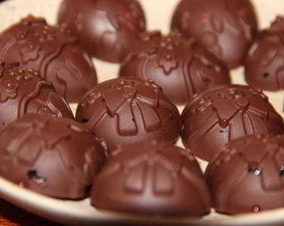 Шоколадные конфеты с курагой и вишневым джемом