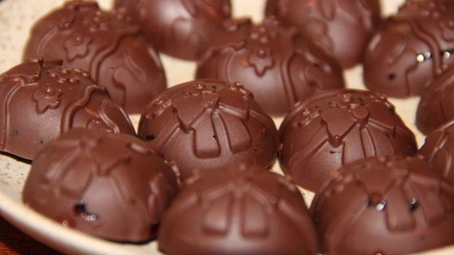 Рецепт шоколадные конфеты с курагой и вишневым джемом