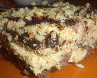 Арахисовый десерт с карамельным кремом и шоколадной глазурью без выпечки