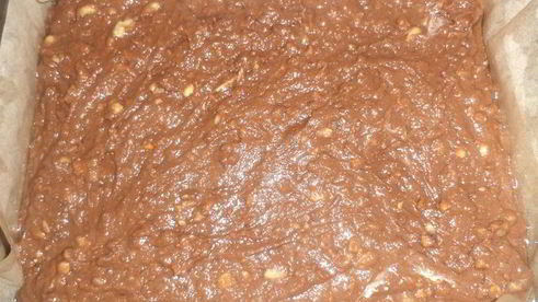 арахисовый десерт с карамельным кремом и шоколадной глазурью без выпечки