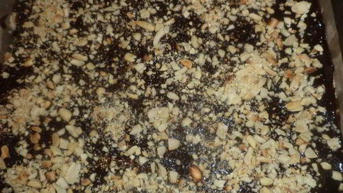 арахисовый десерт с карамельным кремом и шоколадной глазурью без выпечки