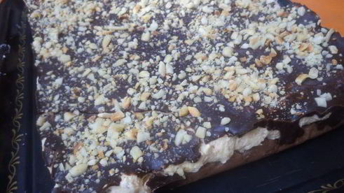 арахисовый десерт с карамельным кремом и шоколадной глазурью без выпечки