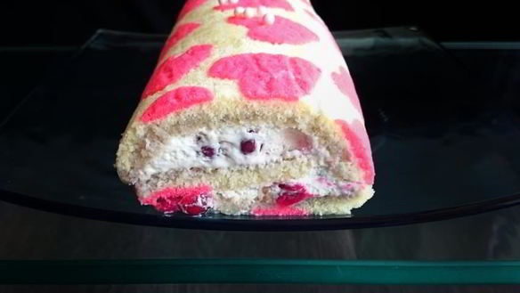 Рецепт Бисквитный рулет с клюквой в коньяке и сливочным кремом Любовь