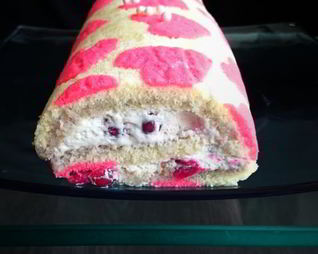 Бисквитный рулет с клюквой в коньяке и сливочным кремом Любовь