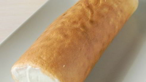 бисквитный рулет со сливочно-творожным кремом и глазурью