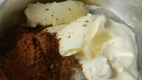 бисквитный рулет со сливочно-творожным кремом и глазурью