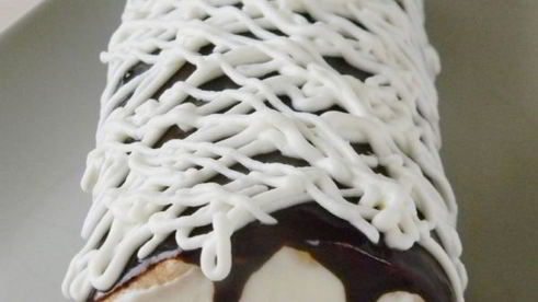 бисквитный рулет со сливочно-творожным кремом и глазурью