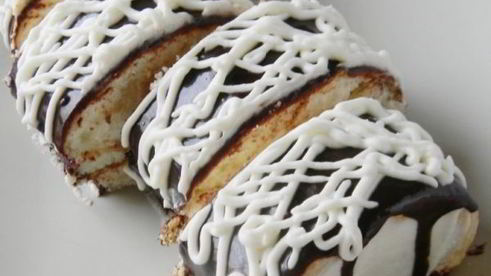 бисквитный рулет со сливочно-творожным кремом и глазурью