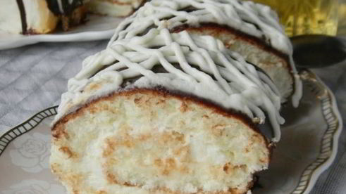 бисквитный рулет со сливочно-творожным кремом и глазурью