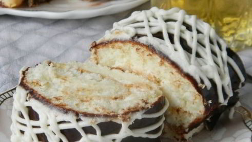 бисквитный рулет со сливочно-творожным кремом и глазурью