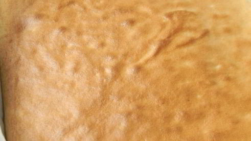 бисквитный рулет со сливочно-творожным кремом и глазурью