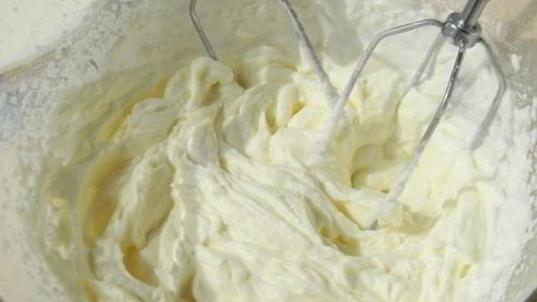 бисквитный рулет со сливочно-творожным кремом и глазурью