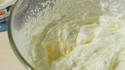 бисквитный рулет со сливочно-творожным кремом и глазурью