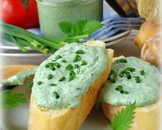 Домашний крем-чиз с молодой крапивой и цедрой лимона