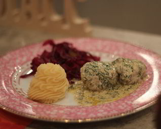 Фрикадельки c кремовой заправкой из сметаны с соусом табаско