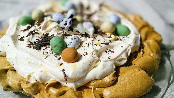 Рецепт Карамельная Павлова со сливочным кремом и яичным ликером