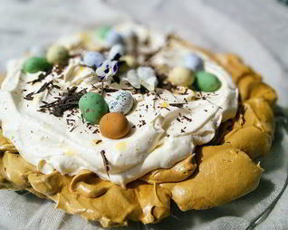 Карамельная Павлова со сливочным кремом и яичным ликером