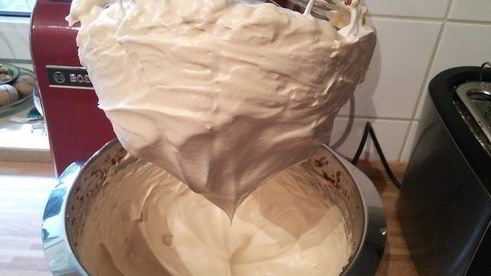 карамельная павлова со сливочным кремом и яичным ликером